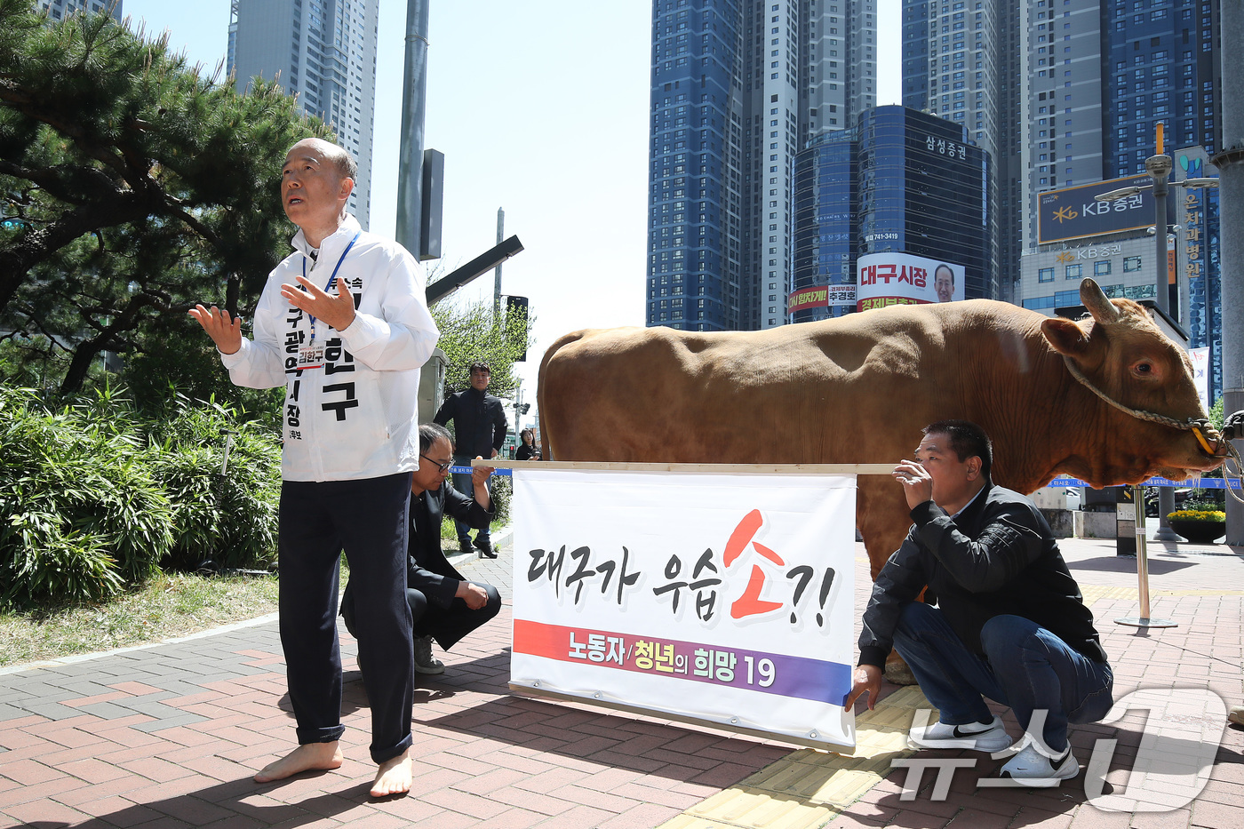 (대구=뉴스1) 공정식 기자 = 국민의힘 대구시장 후보 경선에서 공천 배제(컷오프)된 뒤 무소속 출마를 선언한 김한구 예비후보가 24일 오전 대구 수성구 범어네거리에서 출정식을 열 …