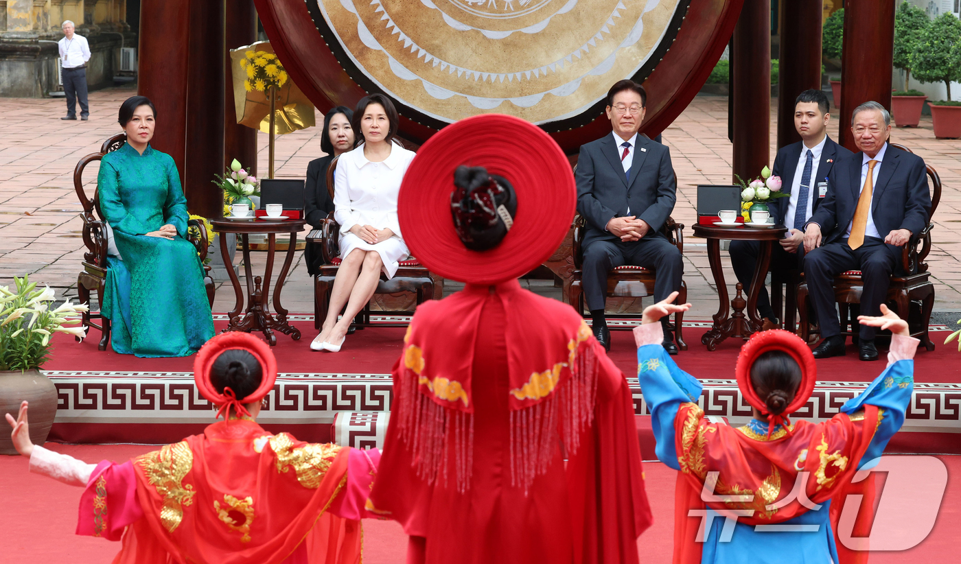 (하노이(베트남)=뉴스1) 이재명 기자 = 이재명 대통령, 김혜경 여사와 또 럼 베트남 당 서기장 겸 국가주석, 응오 프엉 리 여사가 24일(현지시간) 친교일정으로 베트남 탕롱 황 …