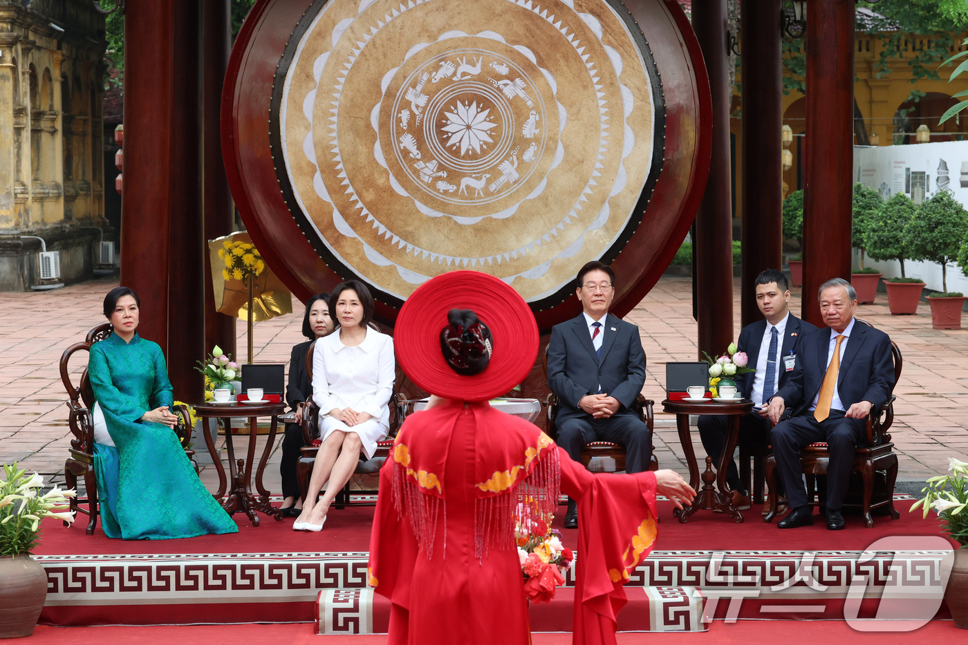 (하노이(베트남)=뉴스1) 이재명 기자 = 이재명 대통령, 김혜경 여사와 또 럼 베트남 당 서기장 겸 국가주석, 응오 프엉 리 여사가 24일(현지시간) 친교일정으로 베트남 탕롱 황 …