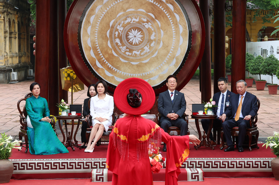 전통 공연 관람하는 한-베트남 정상