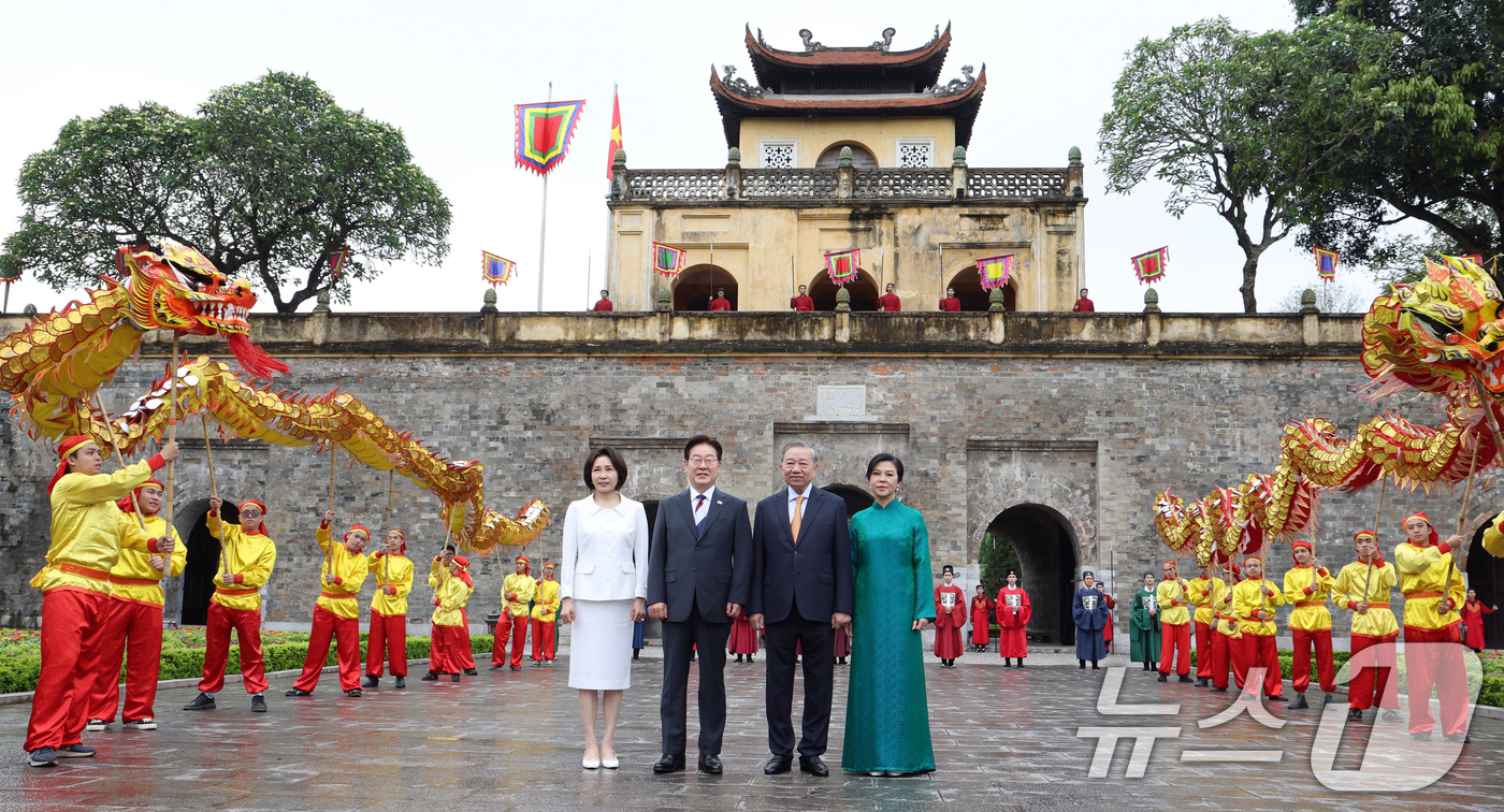 (하노이(베트남)=뉴스1) 이재명 기자 = 이재명 대통령, 김혜경 여사와 또 럼 베트남 당 서기장 겸 국가주석, 응오 프엉 리 여사가 24일(현지시간) 친교일정으로 베트남 탕롱 황 …