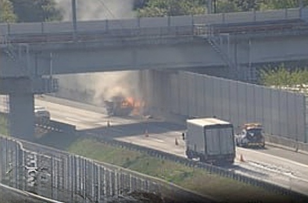 수도권제2순환선 화성IC 부근 달리던 화물차 화재