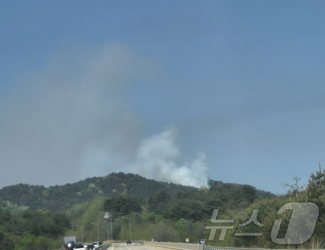 본문 이미지 - 24일 오전 11시 30분쯤 강원 양양군 현남면 북분리의 한 사유림에서 발생한 산불 현장.(독자 제공, 재판매 및 DB 금지) 2026.4.24 ⓒ 뉴스1 윤왕근 기자