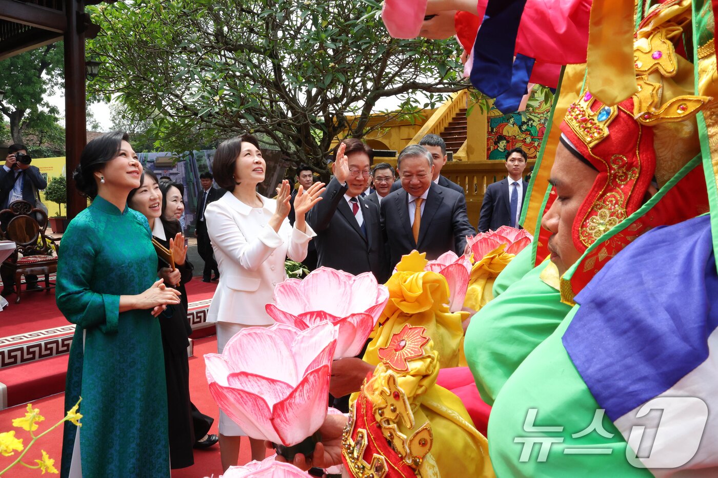 본문 이미지 - 베트남을 국빈 방문중인 이재명 대통령과 김혜경 여사가 24일(현지시간) 하노이 탕롱황성에서 열린 정상 내외간 친교행사에서 또 럼 베트남 공산당 서기장과 부인 응오 프엉 리 여사와 전통공연 관람을 마치고 공연단을 격려하고 있다. 2026.4.24 ⓒ 뉴스1 이재명 기자