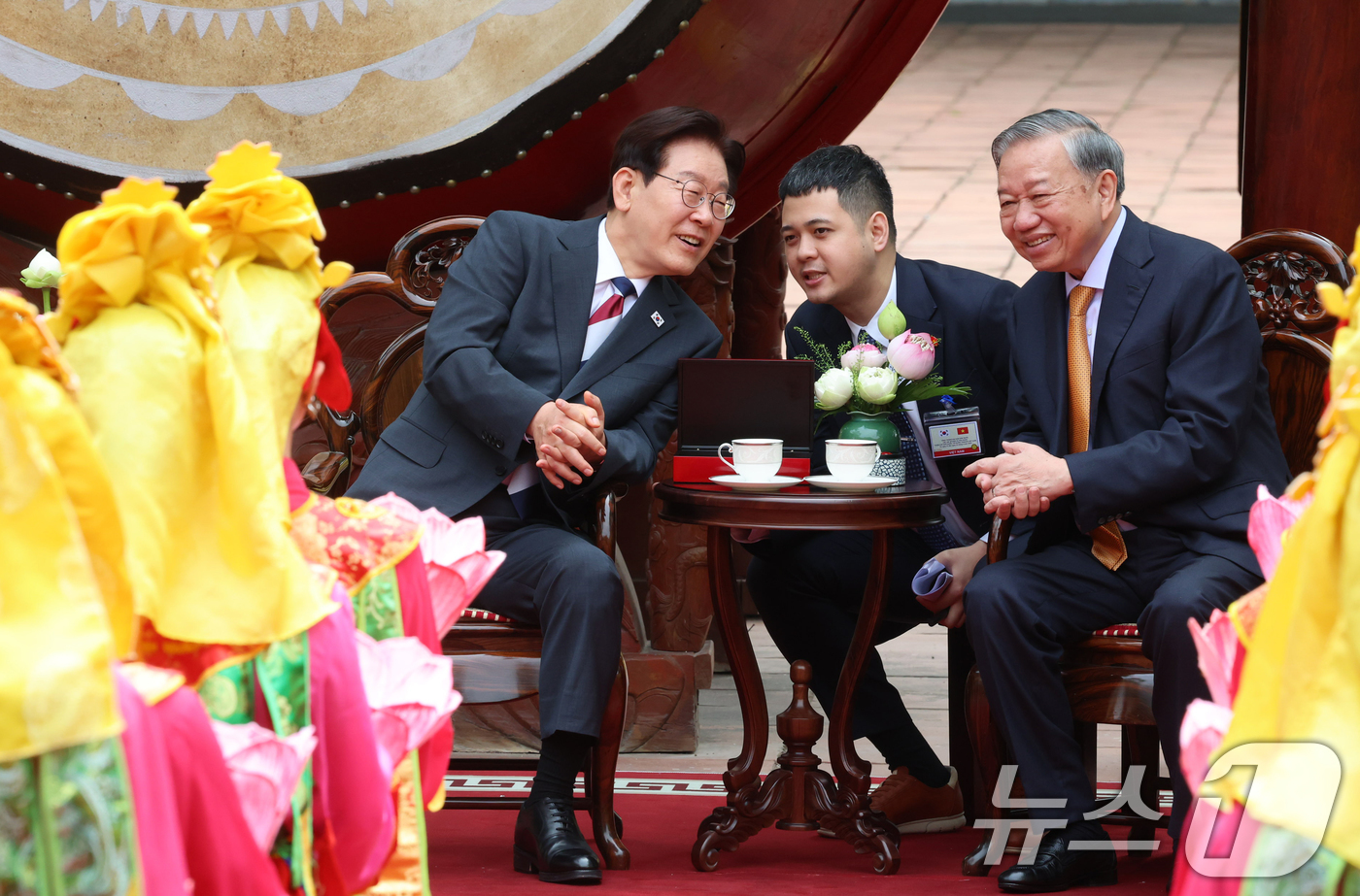 (하노이(베트남)=뉴스1) 이재명 기자 = 이재명 대통령과 또 럼 베트남 당 서기장 겸 국가주석이 24일(현지시간) 친교일정으로 베트남 탕롱 황성를 방문해 전통공연을 관람하며 대화 …