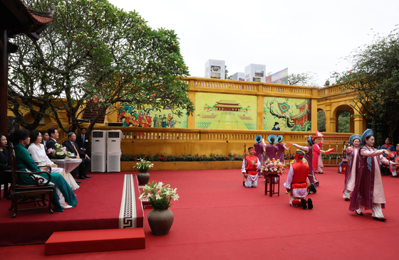 전통 공연 관람하는 한-베트남 정상 내외