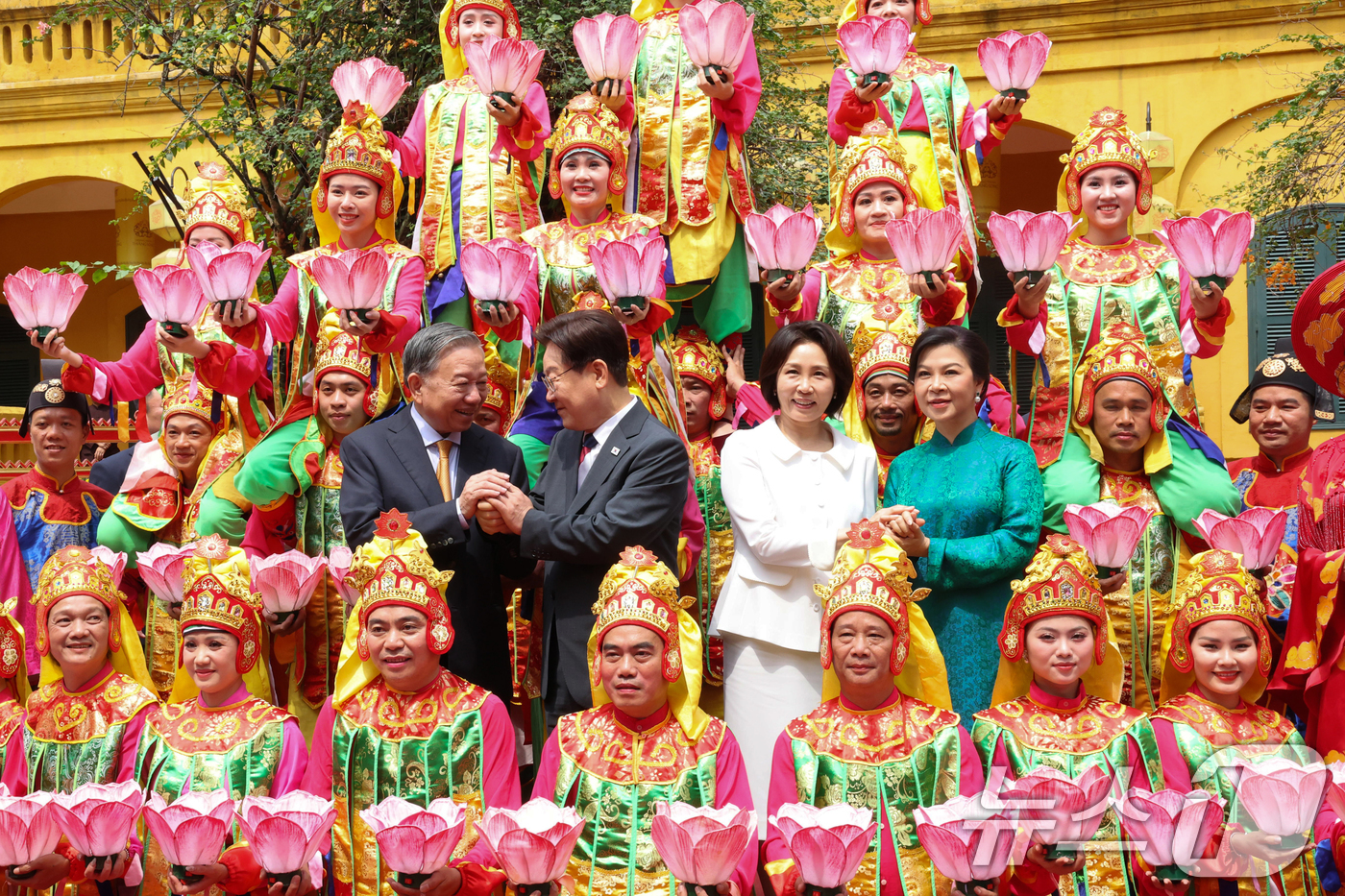 (하노이(베트남)=뉴스1) 이재명 기자 = 이재명 대통령, 김혜경 여사와 또 럼 베트남 당 서기장 겸 국가주석, 응오 프엉 리 여사가 24일(현지시간) 친교일정으로 베트남 탕롱 황 …