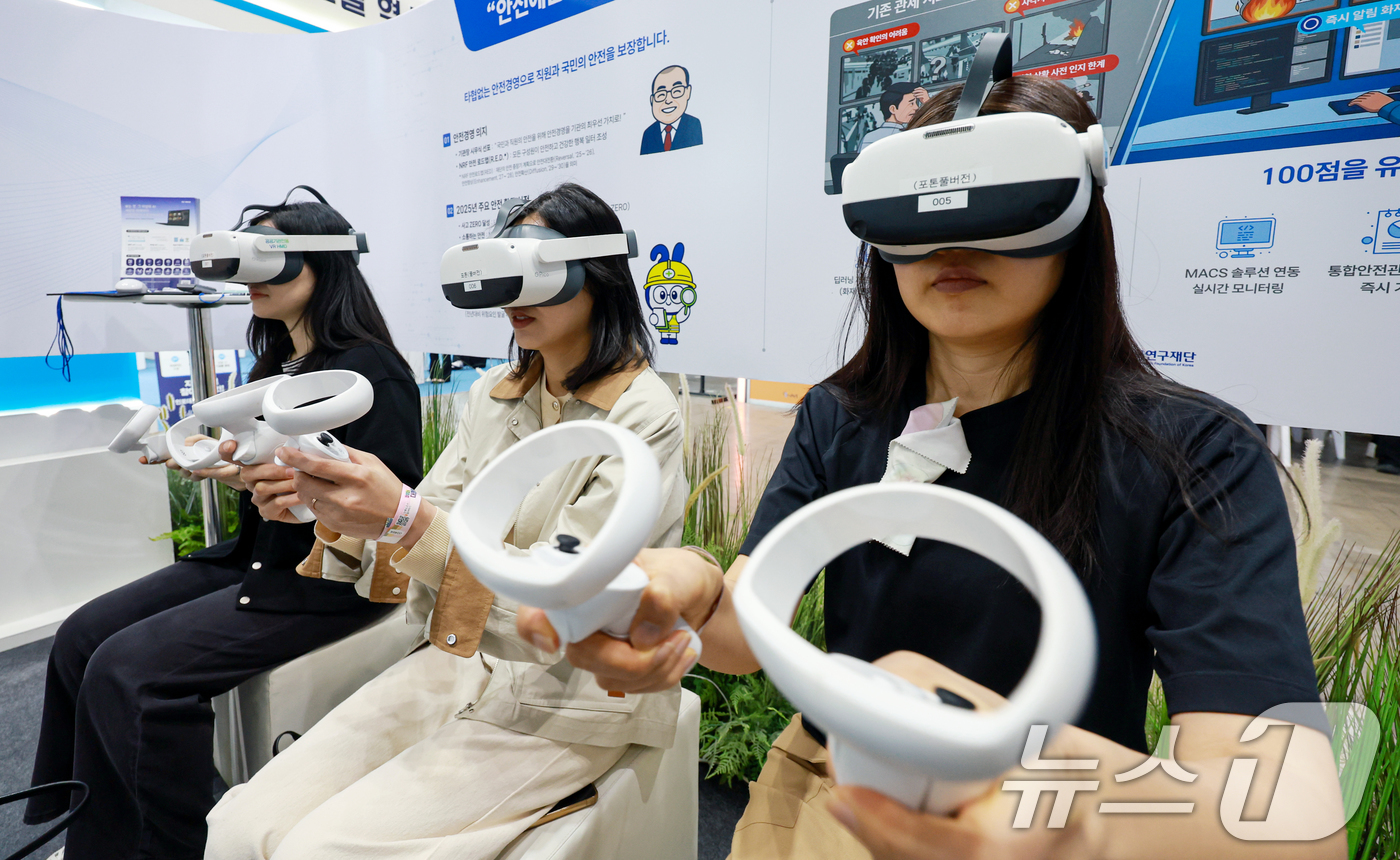 (고양=뉴스1) 이호윤 기자 = 24일 경기도 고양시 일산서구 킨텍스 제1전시장에서 열린 ‘2026 대한민국 과학축제 IN 경기’를 찾은 관람객들이 VR재난안전 체험부스를 체험하고 …
