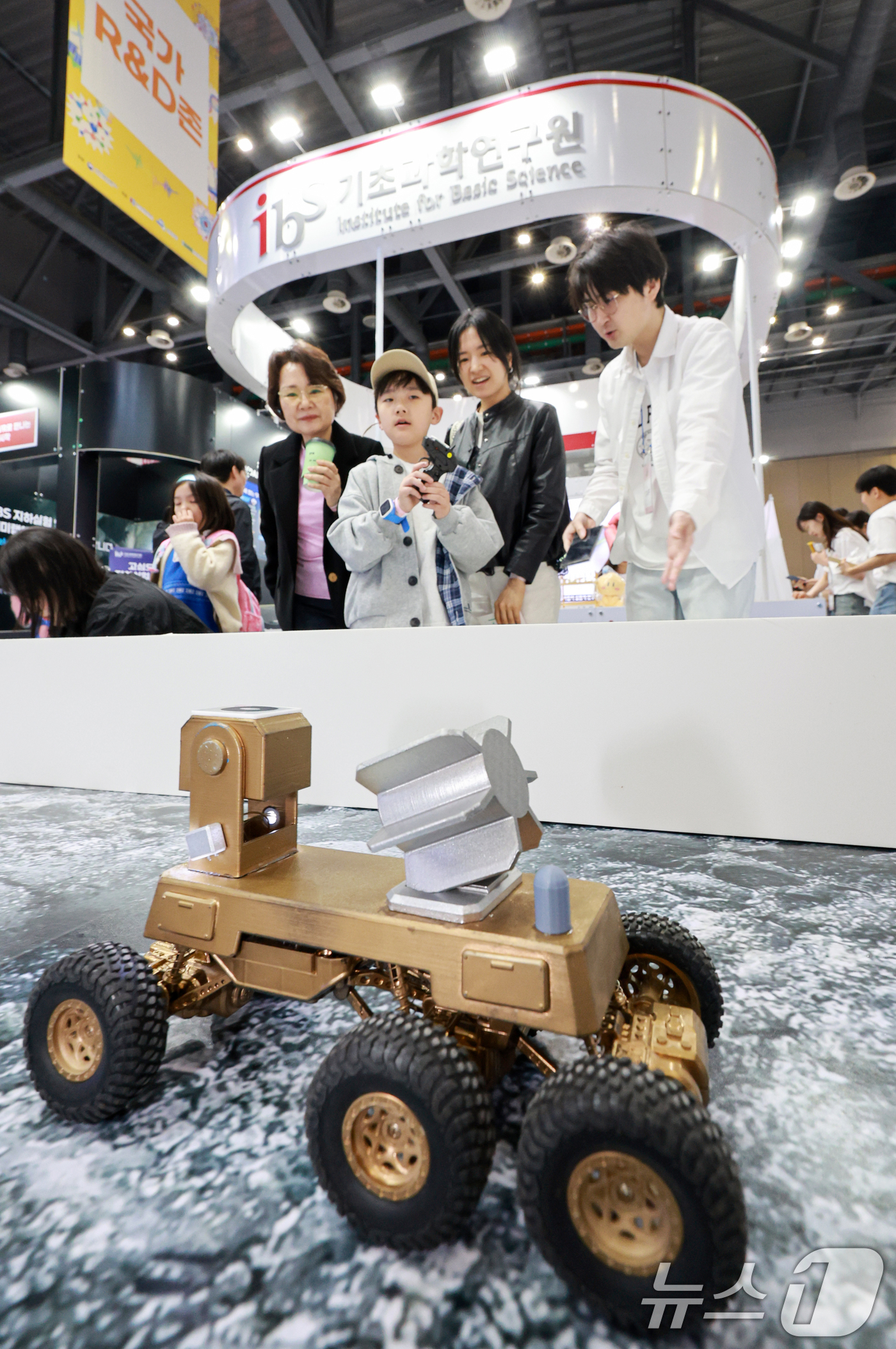 (고양=뉴스1) 이호윤 기자 = 24일 경기도 고양시 일산서구 킨텍스 제1전시장에서 열린 ‘2026 대한민국 과학축제 IN 경기’를 찾은 어린이가 과학부스를 체험하고 있다.이번 전 …