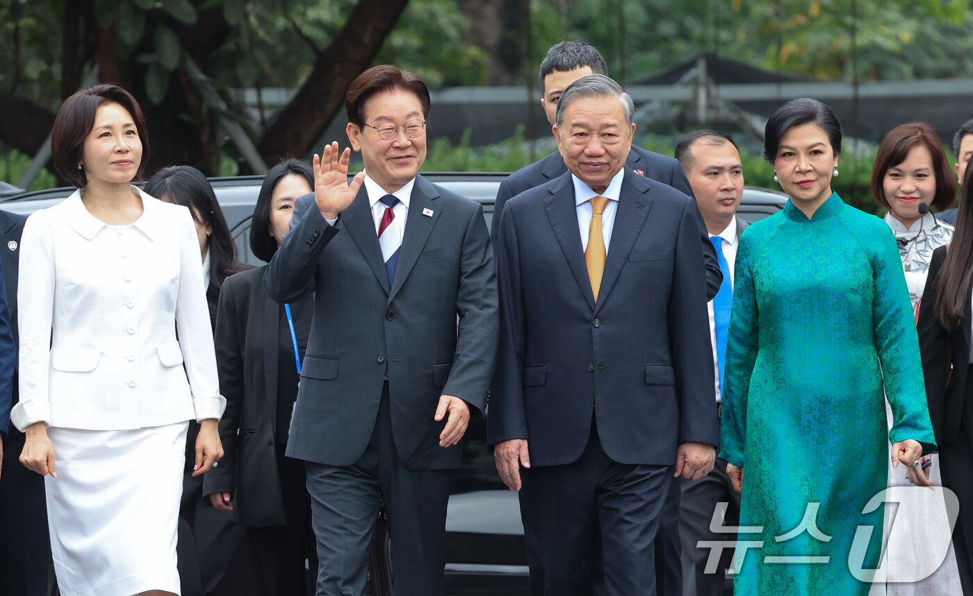 본문 이미지 - 베트남을 국빈 방문중인 이재명 대통령과 김혜경 여사가 24일(현지시간) 하노이 탕롱황성에서 열린 정상 내외간 친교행사에서 또 럼 베트남 공산당 서기장과 부인 응오 프엉 리 여사와 야외 관람을 하고 있다. 2026.4.24 ⓒ 뉴스1 이재명 기자