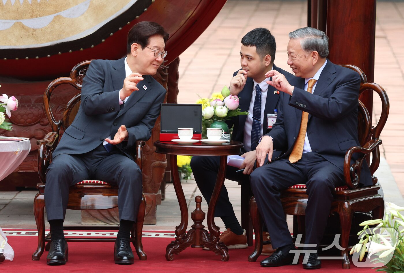 본문 이미지 - 이재명 대통령과 또 럼 베트남 당 서기장 겸 국가주석이 24일(현지시간) 친교일정으로 베트남 탕롱 황성를 방문해 전통공연을 관람하며 대화하고 있다. 2026.4.24 ⓒ 뉴스1 이재명 기자