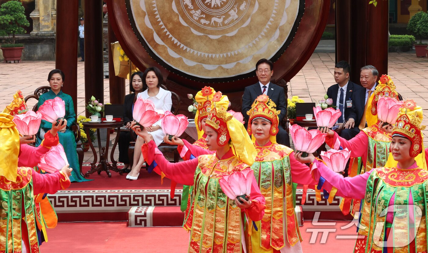 본문 이미지 - 이재명 대통령, 김혜경 여사와 또 럼 베트남 당 서기장 겸 국가주석, 응오 프엉 리 여사가 24일(현지시간) 친교일정으로 베트남 탕롱 황성를 방문해 전통공연을 관람하고 있다. 2026.4.24 ⓒ 뉴스1 이재명 기자
