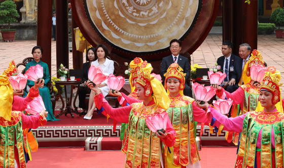 전통 공연 관람하는 한-베트남 정상