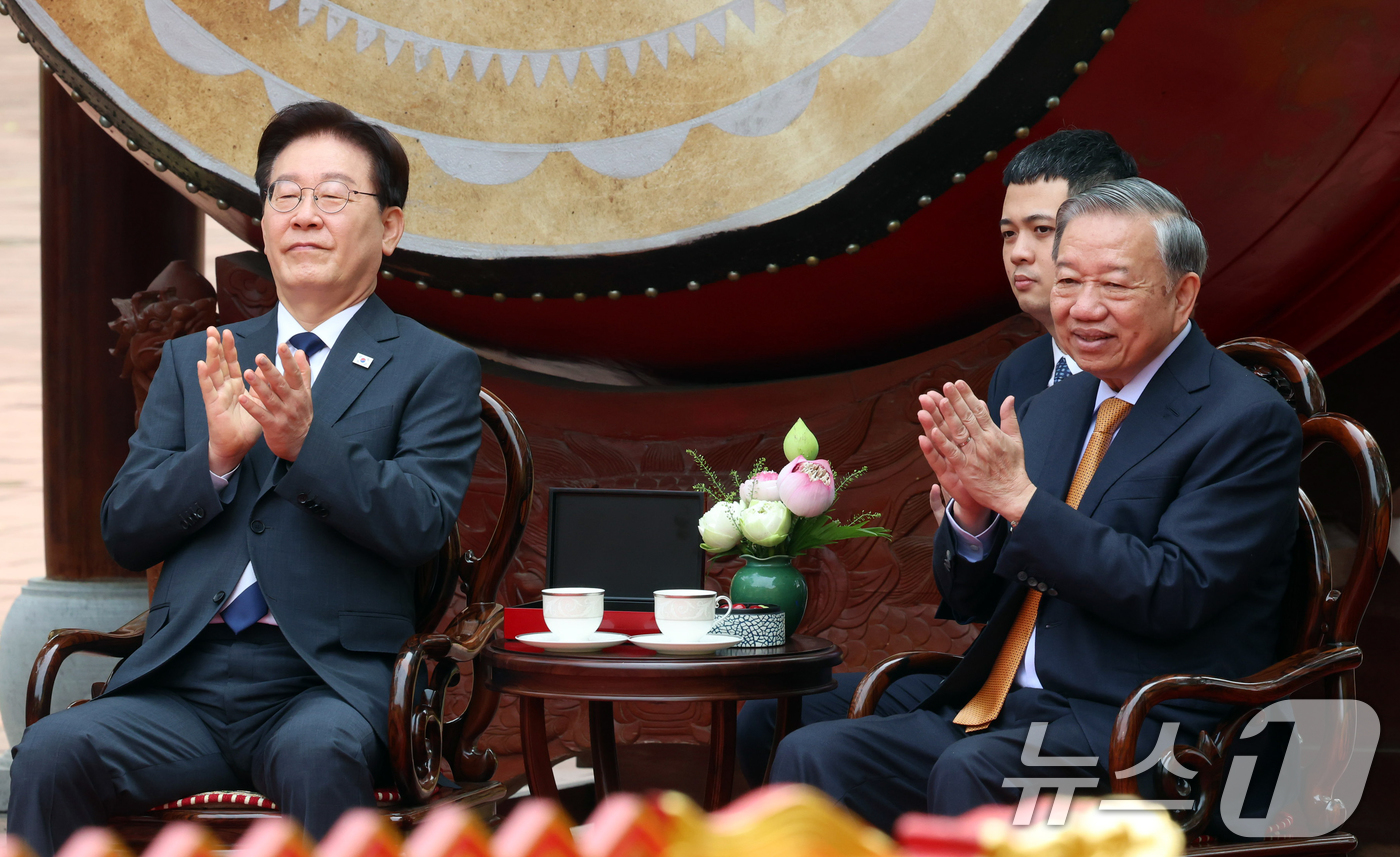 (하노이(베트남)=뉴스1) 이재명 기자 = 이재명 대통령과 또 럼 베트남 당 서기장 겸 국가주석이 24일(현지시간) 친교일정으로 베트남 탕롱 황성를 방문해 전통공연을 관람하며 박수 …