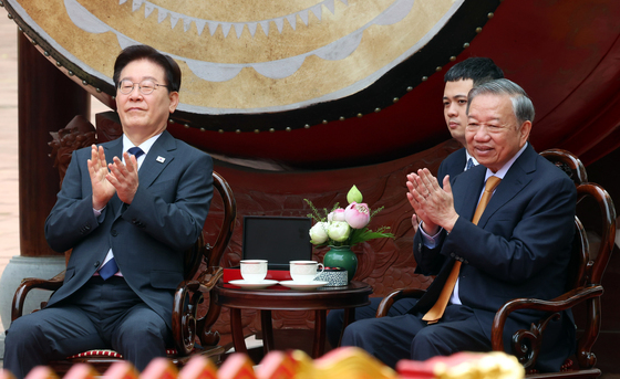 李대통령, 또 럼 서기장과 '탕롱황성 친교'…순방 마지막 일정