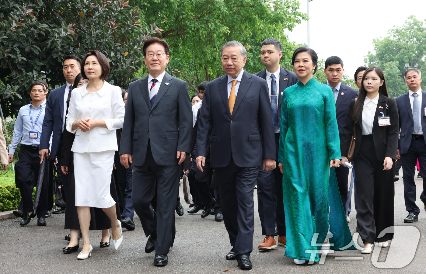 (하노이(베트남)=뉴스1) 이재명 기자 = 베트남을 국빈 방문중인 이재명 대통령과 김혜경 여사가 24일(현지시간) 하노이 탕롱황성에서 열린 정상 내외간 친교행사에서 또 럼 베트남 …