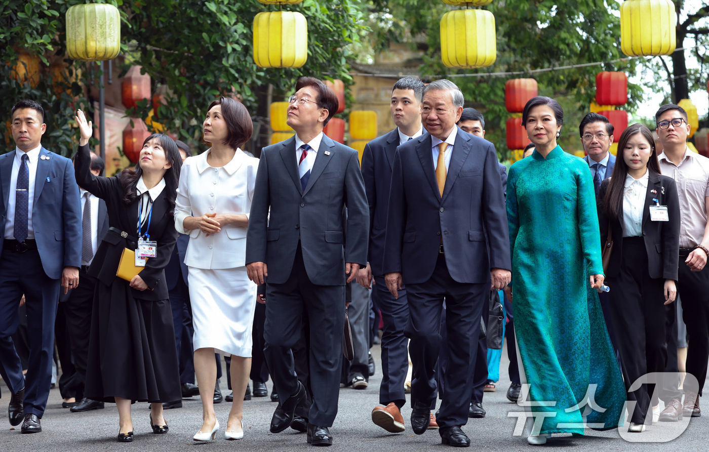 (하노이(베트남)=뉴스1) 이재명 기자 = 베트남을 국빈 방문중인 이재명 대통령과 김혜경 여사가 24일(현지시간) 하노이 탕롱황성에서 열린 정상 내외간 친교행사에서 또 럼 베트남 …
