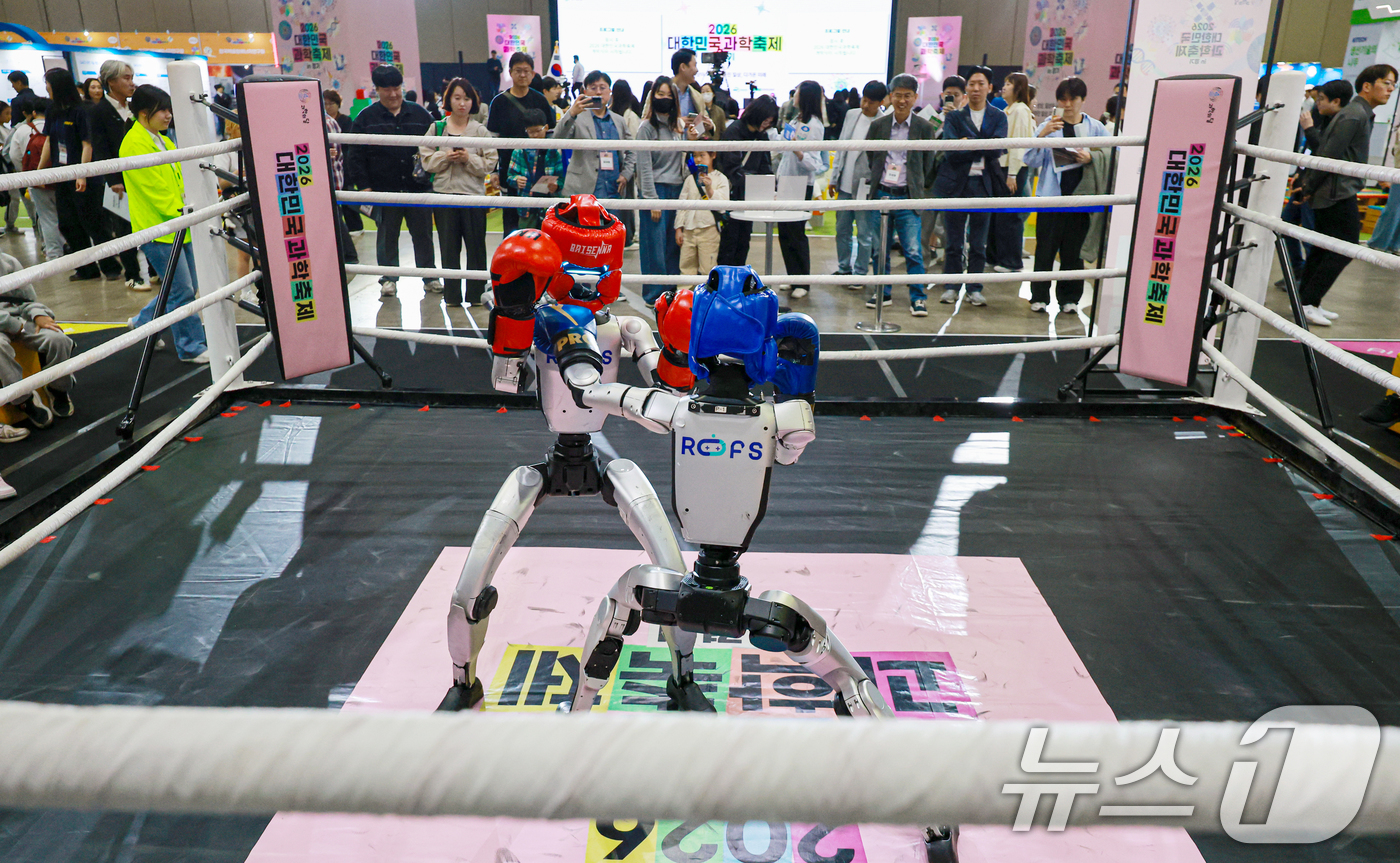 (고양=뉴스1) 이호윤 기자 = 24일 경기도 고양시 일산서구 킨텍스 제1전시장에서 열린 ‘2026 대한민국 과학축제 IN 경기’를 찾은 관람객들이 AI 로봇 복싱쇼를 관람하고 있 …