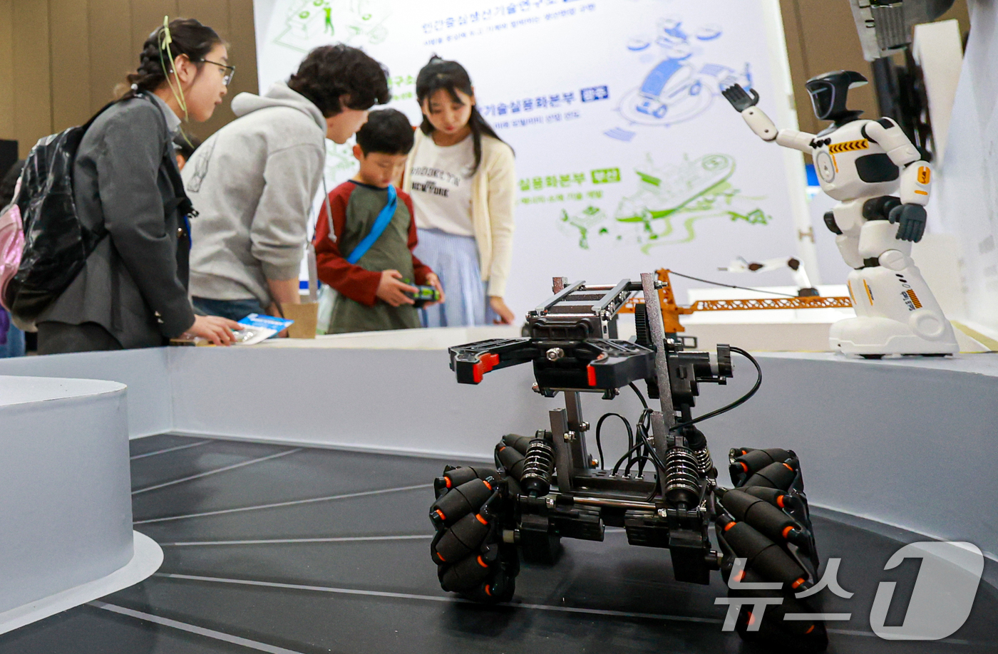(고양=뉴스1) 이호윤 기자 = 24일 경기도 고양시 일산서구 킨텍스 제1전시장에서 열린 ‘2026 대한민국 과학축제 IN 경기’를 찾은 어린이들이 과학부스를 체험하고 있다.이번 …
