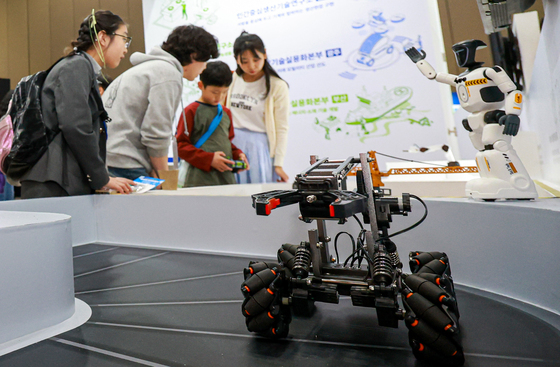 다양한 기기를 직접 조종해보는 '2026 대한민국 과학축제 IN 경기'