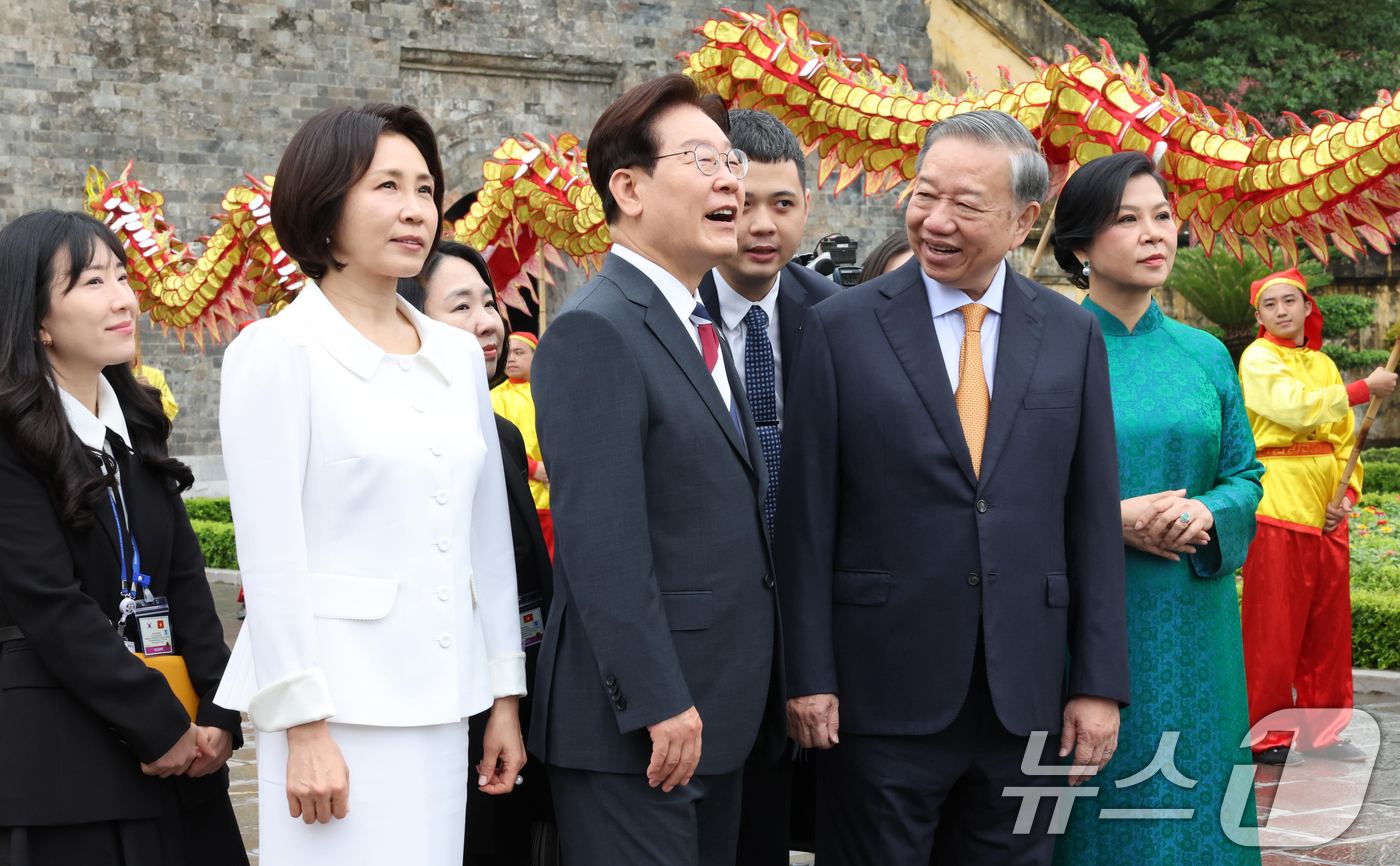 (하노이(베트남)=뉴스1) 이재명 기자 = 이재명 대통령, 김혜경 여사와 또 럼 베트남 당 서기장 겸 국가주석, 응오 프엉 리 여사가 24일(현지시간) 친교일정으로 베트남 탕롱 황 …