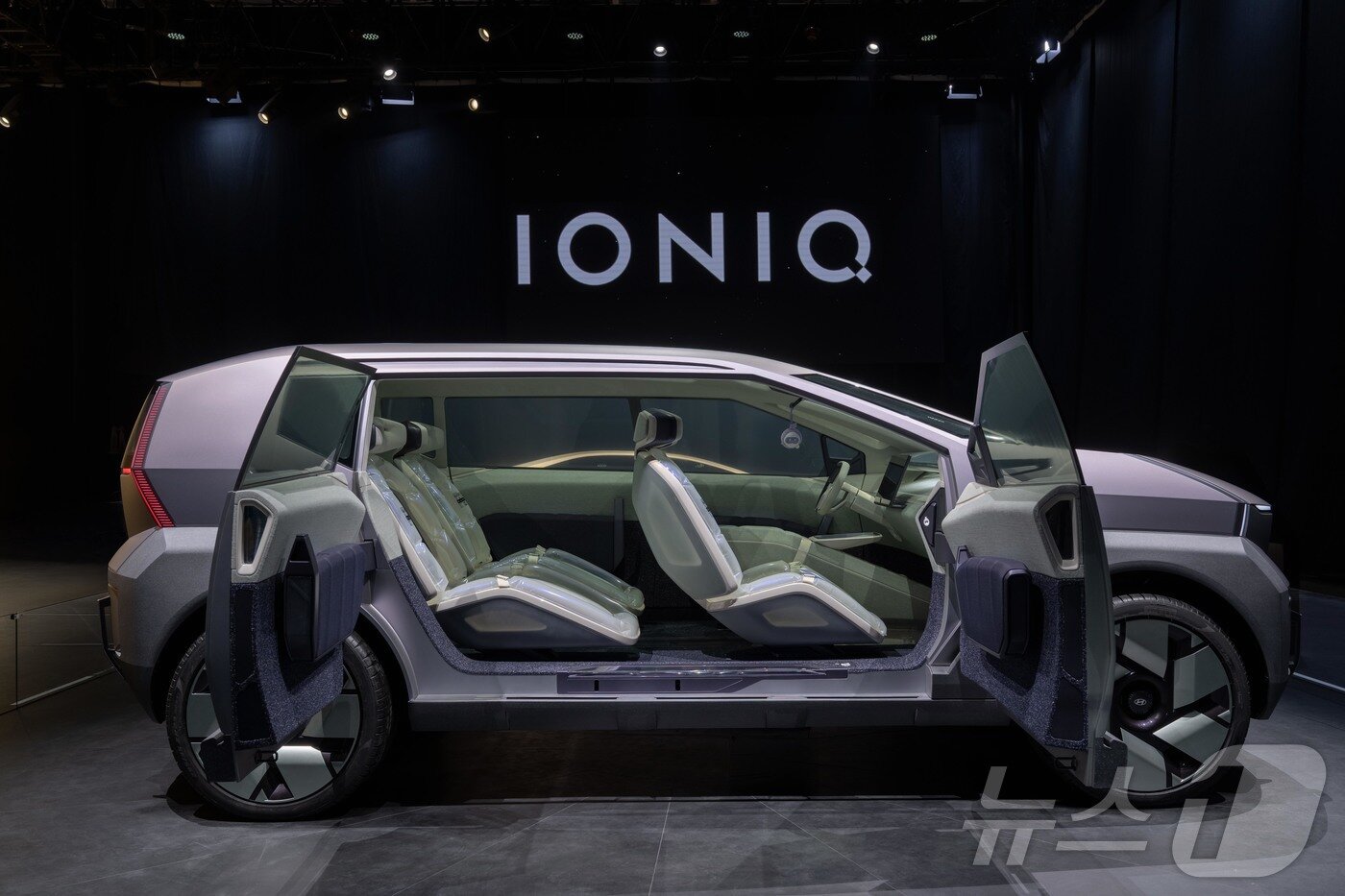 본문 이미지 - 현대차가 24일(현지시간) 중국 베이징 전국국제전람중심 순의관에서 열린 '2026 베이징 국제 모터쇼'에서 '아이오닉 V'를 세계 최초 공개했다고 밝혔다. 사진은 2026 베이징 국제 모터쇼 현대차 부스에 전시된 어스 콘셉트. (현대차·기아 제공. 재판매 및 DB 금지) 2026.4.24 ⓒ 뉴스1