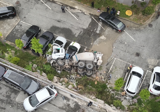 아파트 주차장 덮친 화물차 기사 "에어 브레이크 비정상"…경위 조사