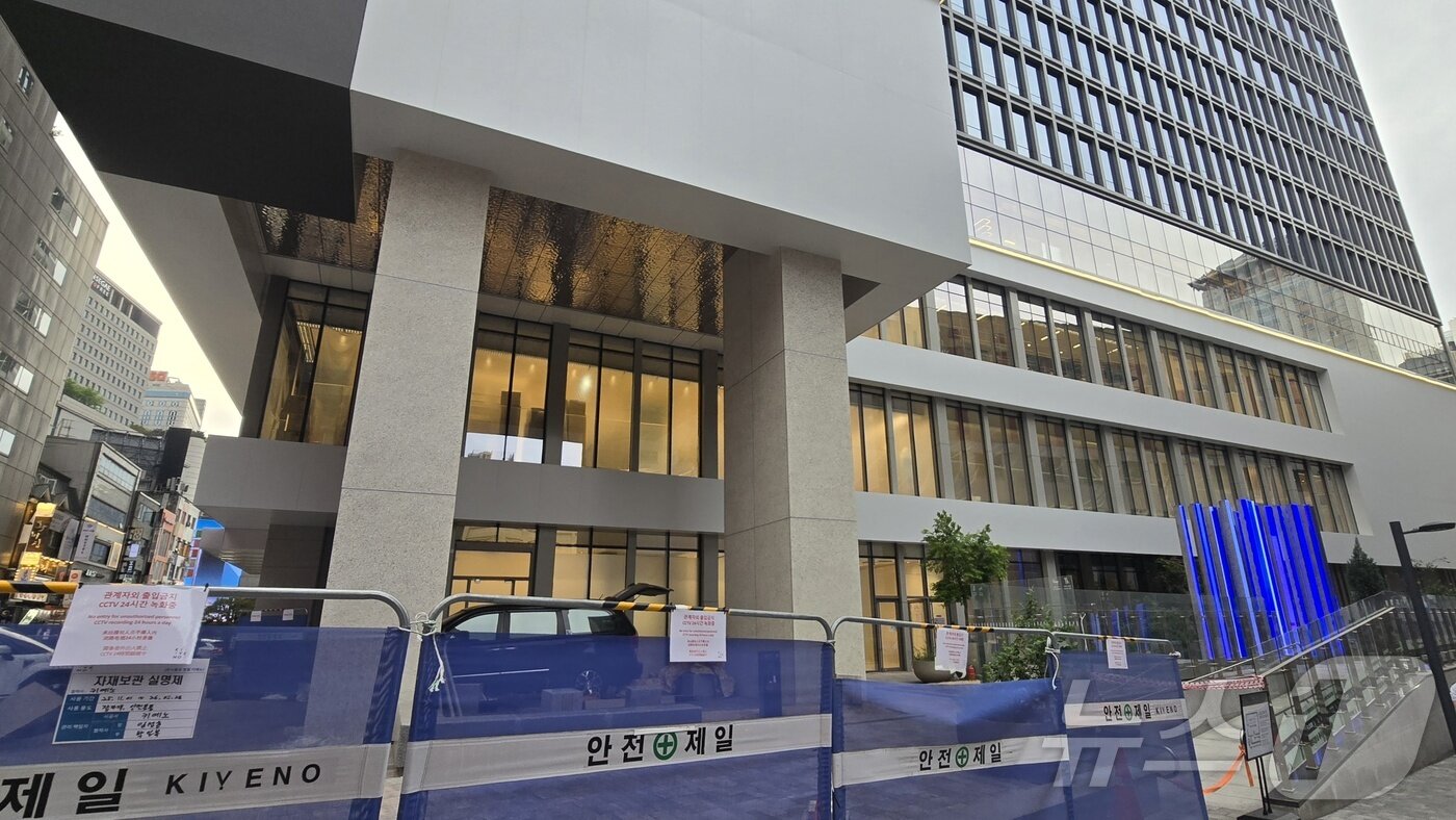 본문 이미지 - 지난 23일 명동에 오픈을 예정하고 있는 유니클로의 모습 ⓒ 뉴스1 최소망