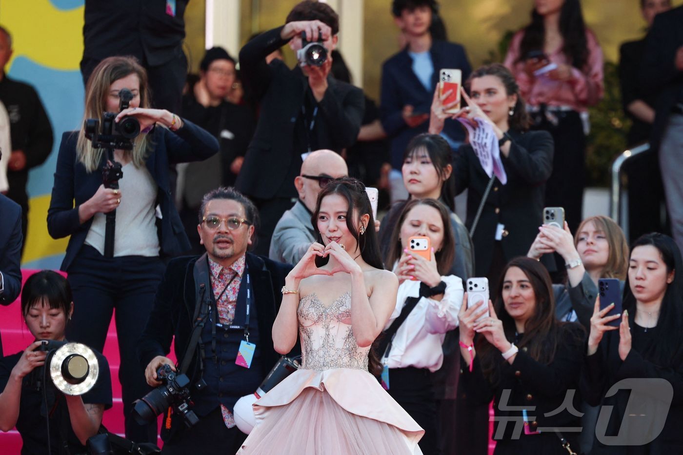 본문 이미지 - 블랙핑크 지수가 23일(현지시간) 프랑스 남부 칸에서 열린 '제9회 칸 국제 시리즈 페스티벌' 개막식 핑크 카펫에서 포즈를 취하고 있다. 이날 지수는 ‘마담 피가로 라이징 스타상’을 수상했다. ⓒ AFP=뉴스1