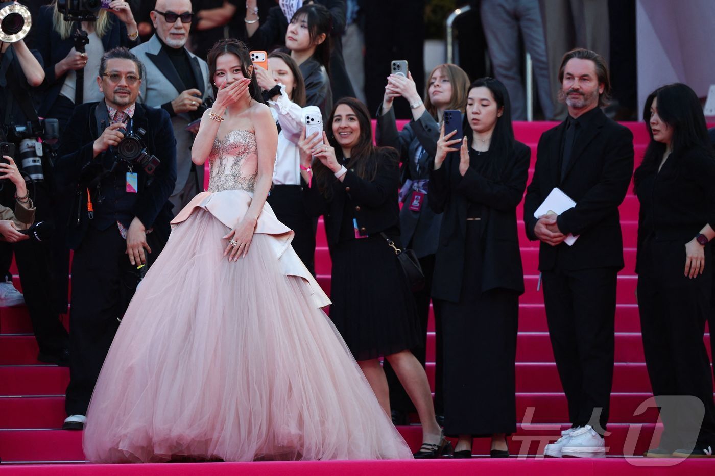 본문 이미지 - 블랙핑크(BLACKPINK) 지수가 23일(현지시간) 프랑스 남부 칸에서 열린 '제9회 칸 국제 시리즈 페스티벌' 개막식 핑크 카펫에서 포즈를 취하고 있다. 이날 지수는 ‘마담 피가로 라이징 스타상’을 수상했다. ⓒ AFP=뉴스1