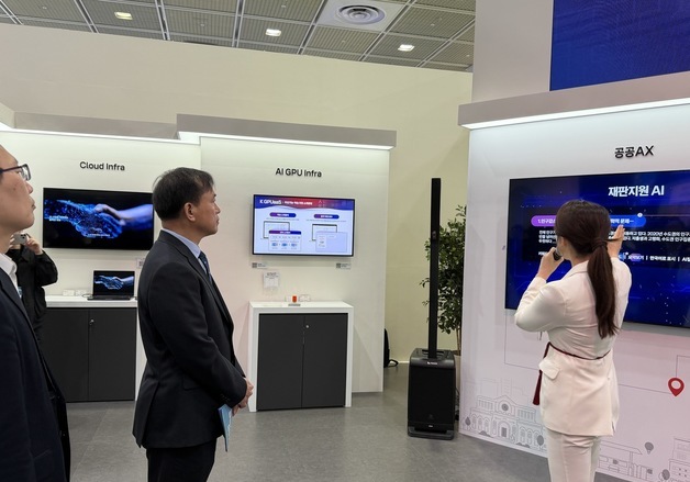 김종철 방미통위원장, WIS 2시간 참관…통신3사 AI 기술 살펴