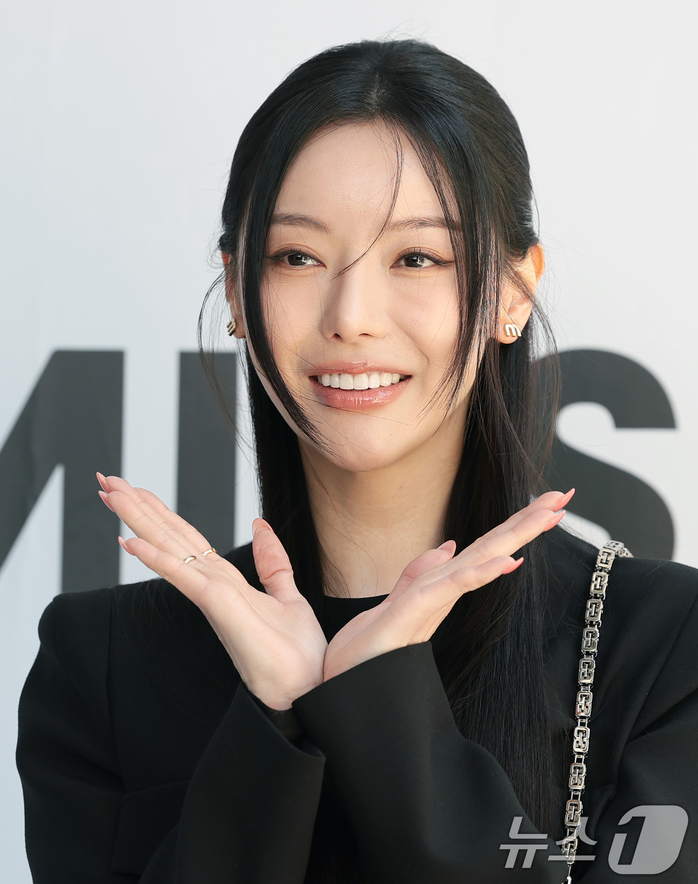 (서울=뉴스1) 권현진 기자 = 가수 세리가 24일 성동구 성수동 더블유미션에서 열린 ‘홀리넘버세븐과 코타로 타니야마의 콜라보 팝업 전시’에 참석해 포즈를 취하고 있다. 2026. …