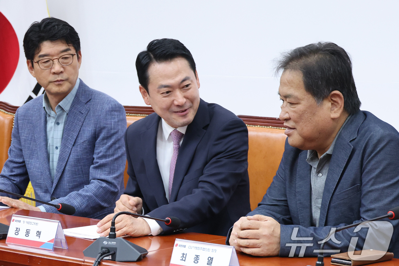 (서울=뉴스1) 신웅수 기자 = 장동혁 국민의힘 대표가 24일 서울 여의도 국회에서 열린 CU 가맹주협의회 면담에서 참석자들과 대화하고 있다. 2026.4.24/뉴스1