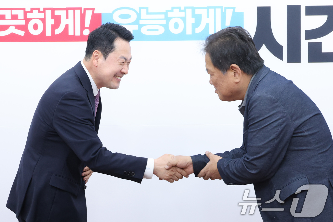 (서울=뉴스1) 신웅수 기자 = 장동혁 국민의힘 대표가 24일 서울 여의도 국회에서 열린 CU 가맹주협의회 면담에서 참석자들과 인사하고 있다. 2026.4.24/뉴스1