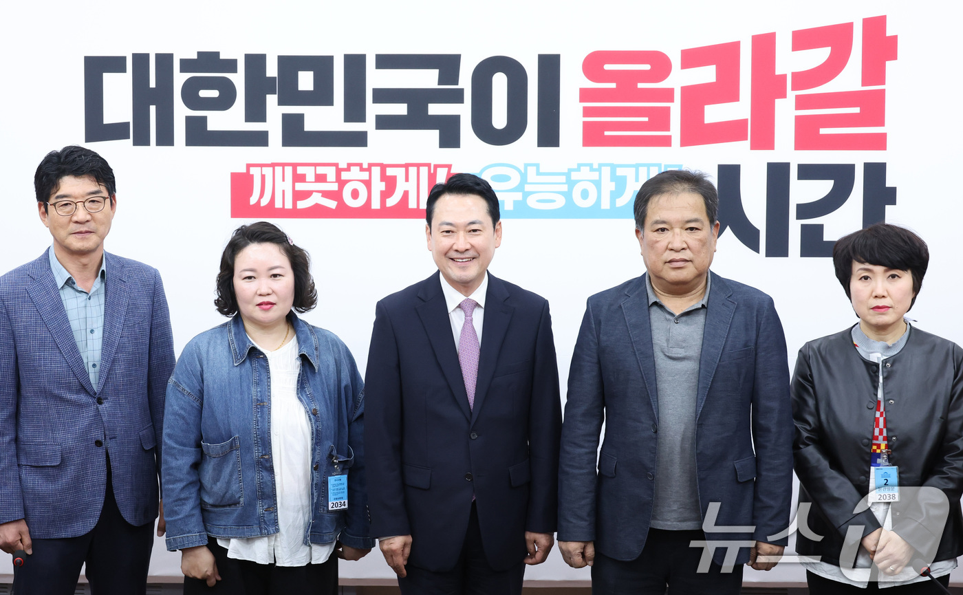 (서울=뉴스1) 신웅수 기자 = 장동혁 국민의힘 대표가 24일 서울 여의도 국회에서 열린 CU 가맹주협의회 면담에서 참석자들과 기념 촬영을 하고 있다. 2026.4.24/뉴스1