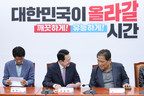 CU 가맹주들과 대화하는 장동혁 대표