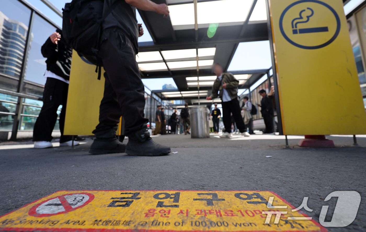 (서울=뉴스1) 황기선 기자 = 24일 액상형 전자담배가 일반 담배와 동일하게 규제되면서 금연구역 내 사용이 전면 금지된다.액상형 전자담배를 포함한 모든 형태의 담배는 금연구역에서 …