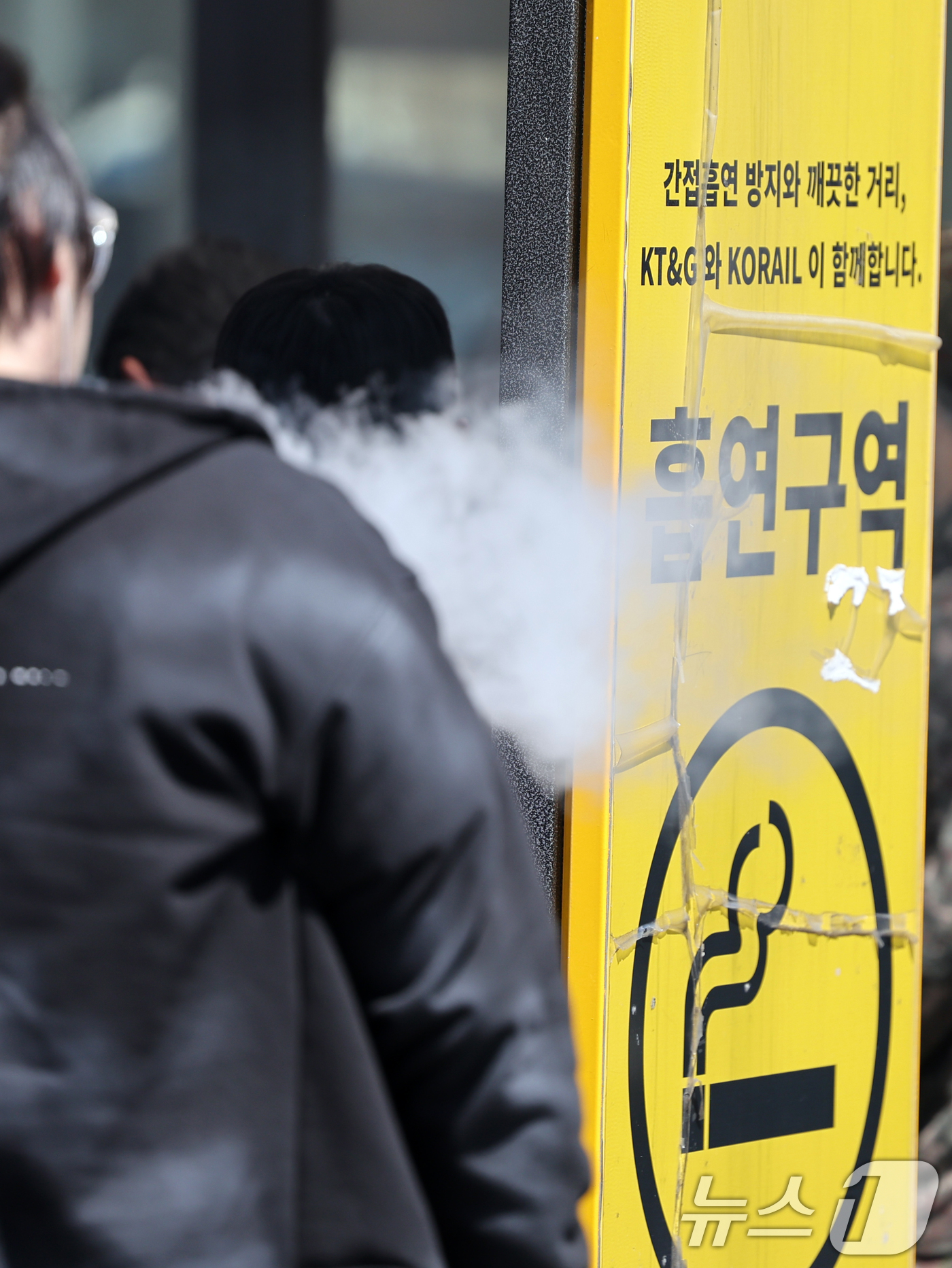 (서울=뉴스1) 황기선 기자 = 24일 액상형 전자담배가 일반 담배와 동일하게 규제되면서 금연구역 내 사용이 전면 금지된다.액상형 전자담배를 포함한 모든 형태의 담배는 금연구역에서 …