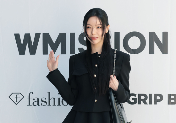 세리, 빛나는 손 인사