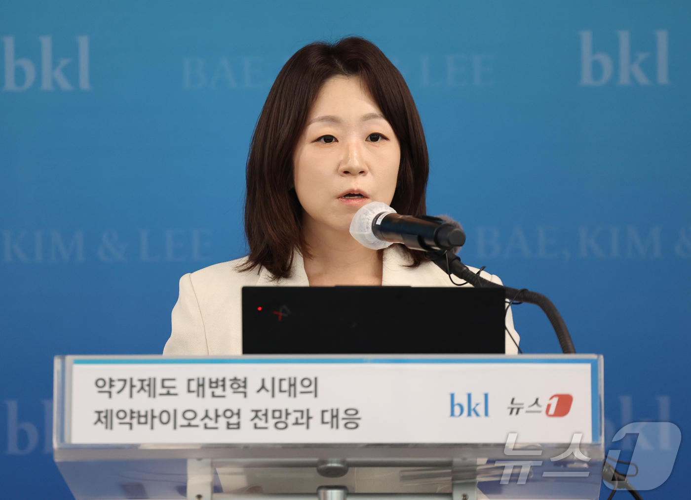 (서울=뉴스1) 김진환 기자 = 안효준 법무법인 태평양 헬스케어 그룹 대표가 24일 서울 종로구 우정국로 법무법인(유한) 태평양 25층 세미나실에서 열린 '약가제도 대변혁 시대의 …