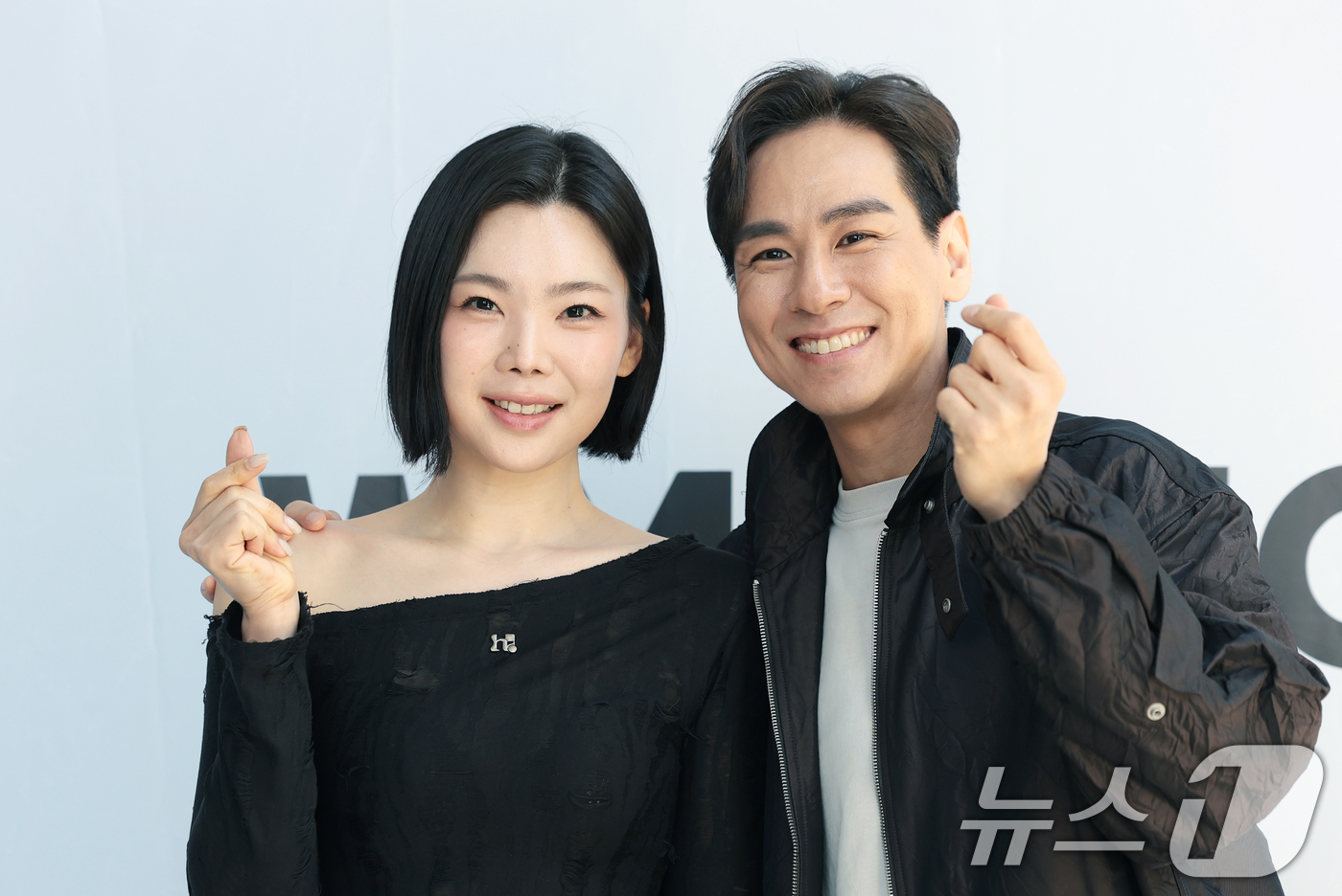 (서울=뉴스1) 권현진 기자 = '돌싱글즈2' 이다은, 윤남기 부부가 24일 성동구 성수동 더블유미션에서 열린 ‘홀리넘버세븐과 코타로 타니야마의 콜라보 팝업 전시’에 참석해 포즈를 …