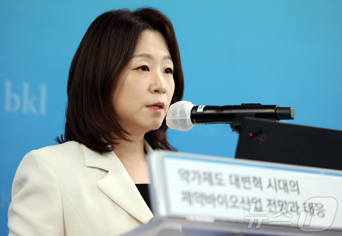 (서울=뉴스1) 김진환 기자 = 안효준 법무법인 태평양 헬스케어 그룹 대표가 24일 서울 종로구 우정국로 법무법인(유한) 태평양 25층 세미나실에서 열린 '약가제도 대변혁 시대의 …
