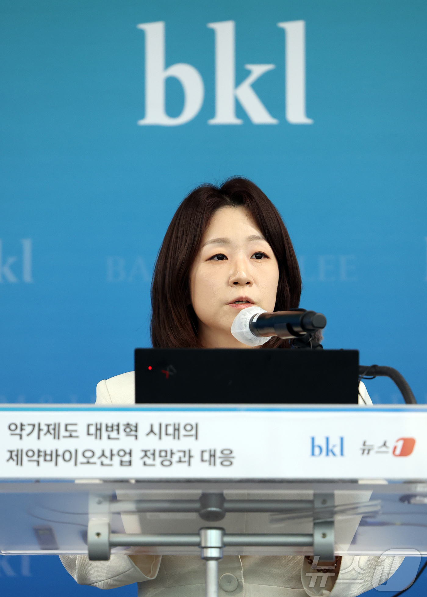 (서울=뉴스1) 김진환 기자 = 안효준 법무법인 태평양 헬스케어 그룹 대표가 24일 서울 종로구 우정국로 법무법인(유한) 태평양 25층 세미나실에서 열린 '약가제도 대변혁 시대의 …
