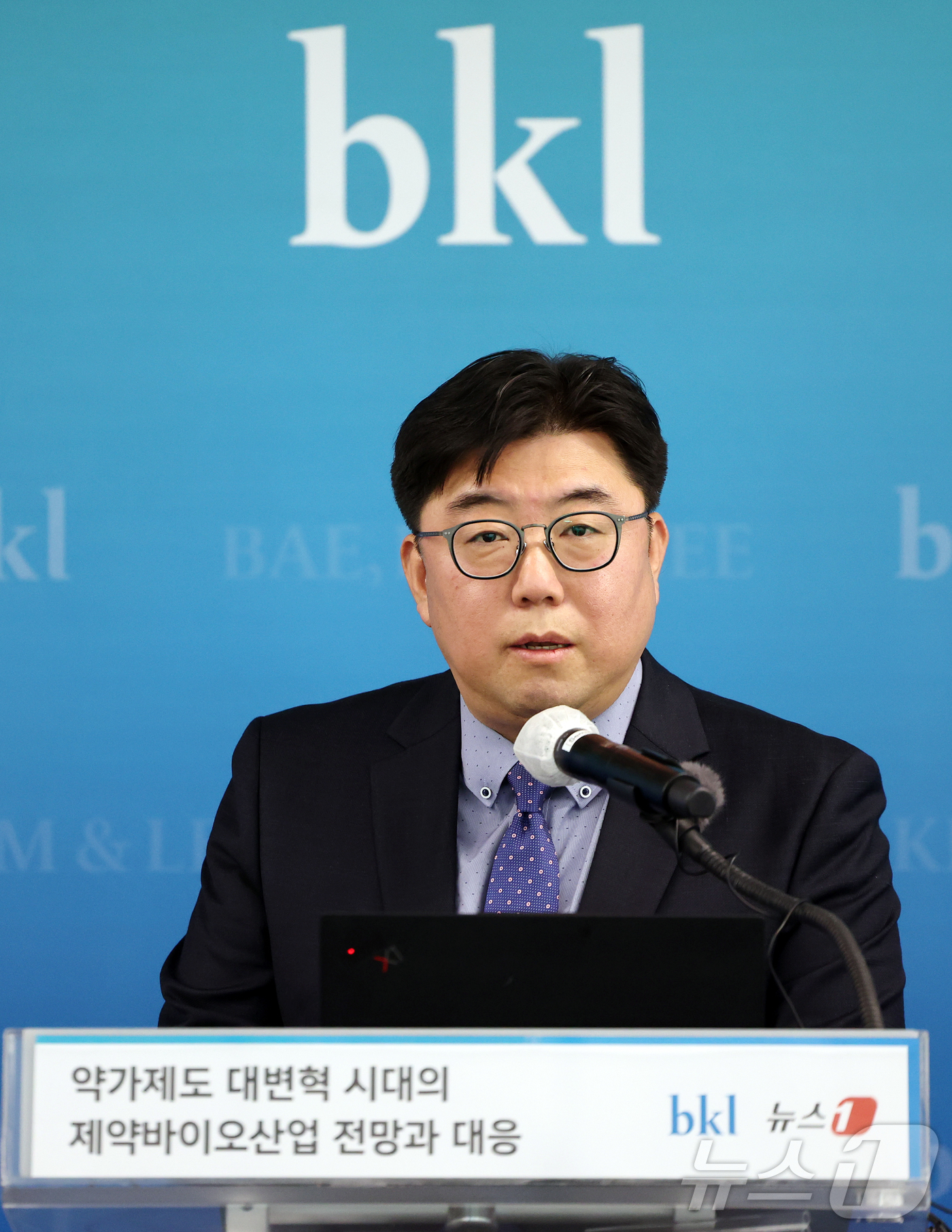 (서울=뉴스1) 김진환 기자 = 조원준 더불어민주당 정책실장이 24일 서울 종로구 우정국로 법무법인(유한) 태평양 25층 세미나실에서 열린 '약가제도 대변혁 시대의 제약바이오산업 …