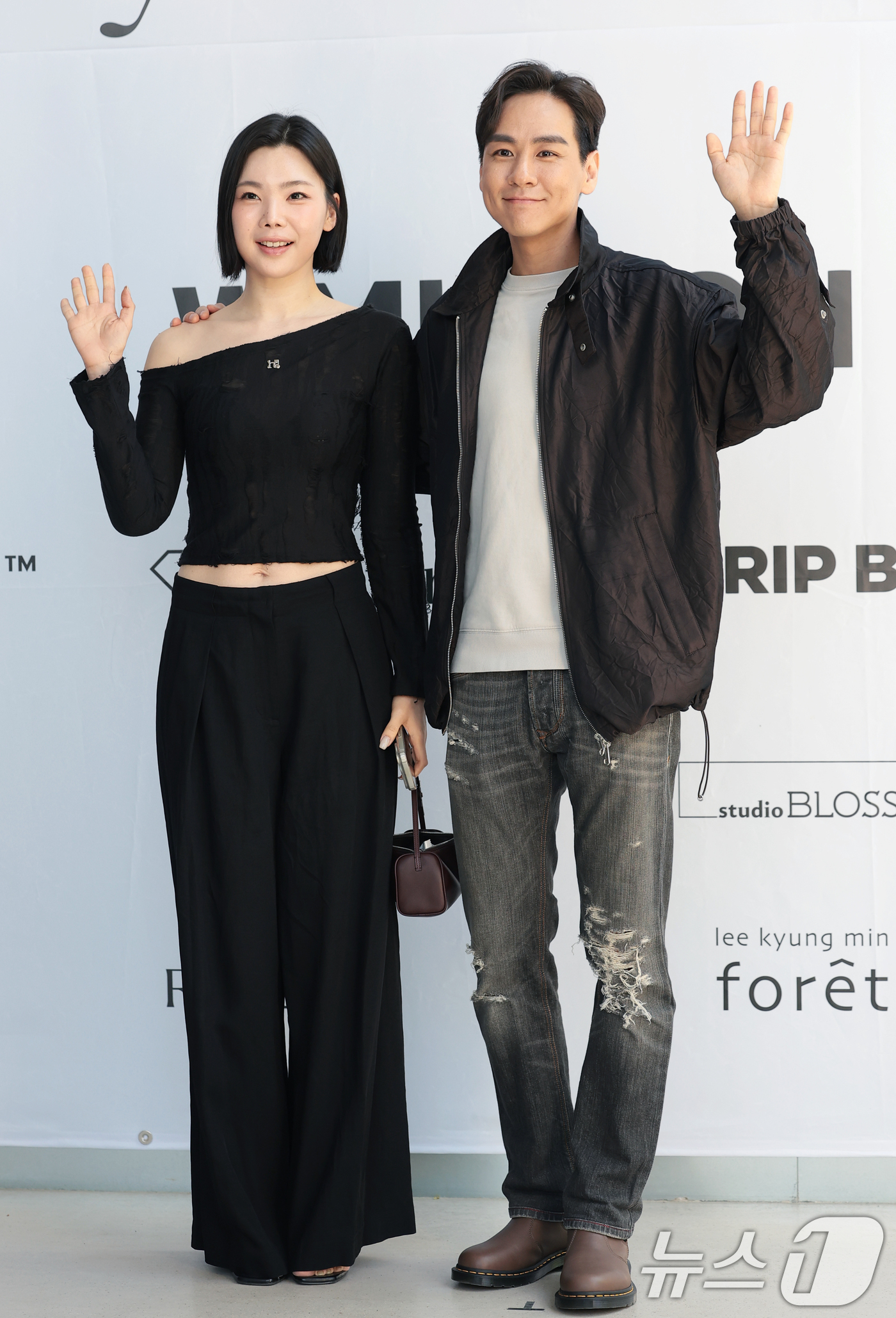 (서울=뉴스1) 권현진 기자 = '돌싱글즈2' 이다은, 윤남기 부부가 24일 성동구 성수동 더블유미션에서 열린 ‘홀리넘버세븐과 코타로 타니야마의 콜라보 팝업 전시’에 참석해 포즈를 …