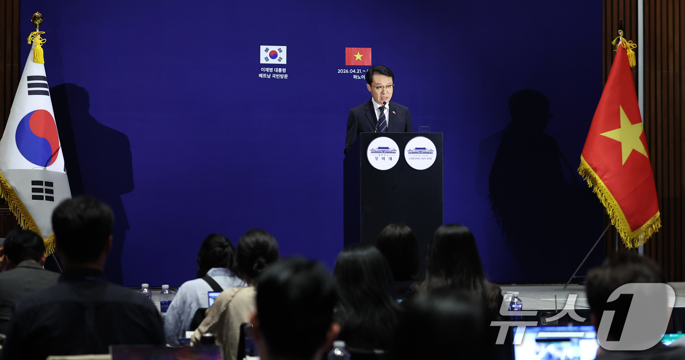 (하노이(베트남)=뉴스1) 이재명 기자 = 이규연 소통홍보수석이 23일(현지시간) 베트남 하노이의 한 호텔에 마련된 한국프레스센터에서 이재명 대통령 순방 관련 브리핑을 하고 있다. …