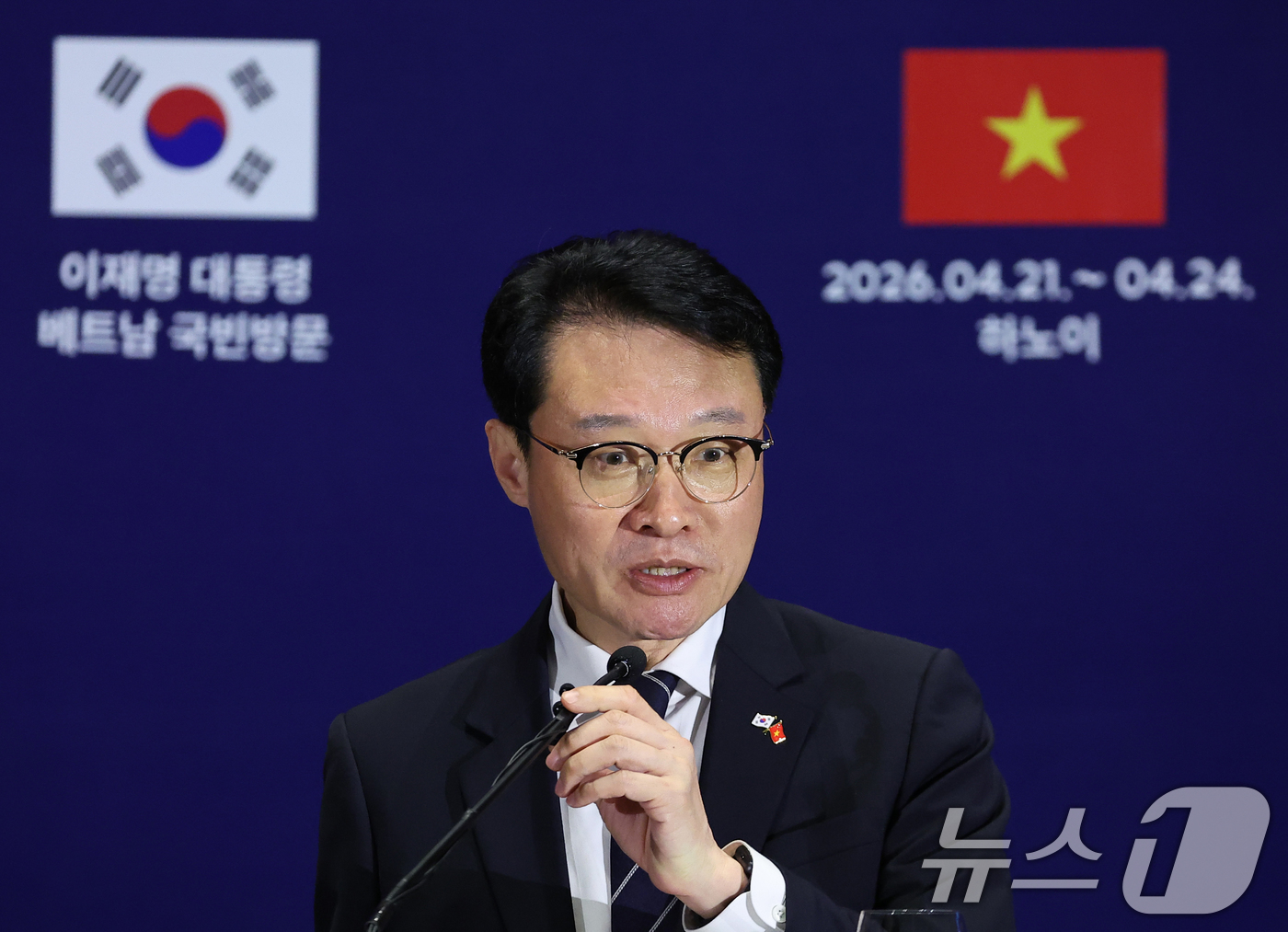 (하노이(베트남)=뉴스1) 이재명 기자 = 이규연 소통홍보수석이 23일(현지시간) 베트남 하노이의 한 호텔에 마련된 한국프레스센터에서 이재명 대통령 순방 관련 브리핑을 하고 있다. …