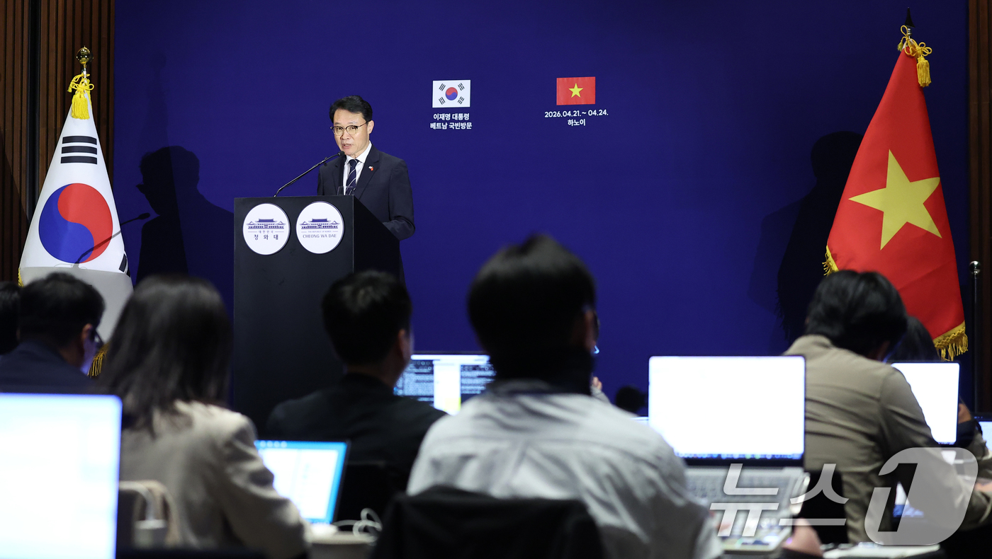 (하노이(베트남)=뉴스1) 이재명 기자 = 이규연 소통홍보수석이 23일(현지시간) 베트남 하노이의 한 호텔에 마련된 한국프레스센터에서 이재명 대통령 순방 관련 브리핑을 하고 있다. …