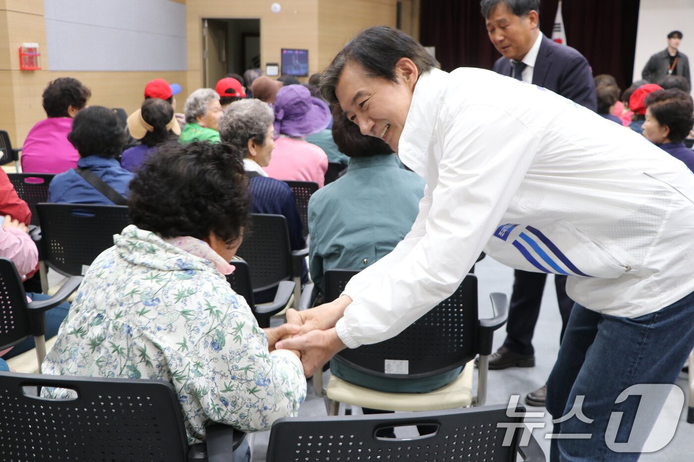 본문 이미지 - 조국 조국혁신당 대표가 24일 경기 평택시 서부노인대학 금요반을 방문해 시민들에게 인사를 하고 있다. (조국혁신당 제공) 2026.4.24 ⓒ 뉴스1