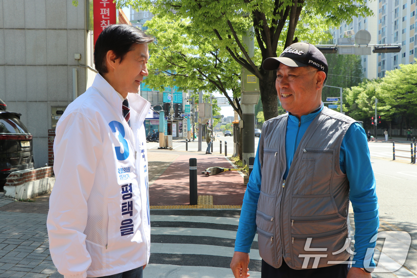 (서울=뉴스1) = 조국 조국혁신당 대표가 24일 경기 평택시 안중읍을 찾아 시민들과 대화를 나누고 있다. (조국혁신당 제공) 2026.4.24/뉴스1